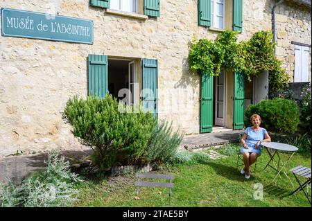France, Val d'Oise, ville d'Auvers sur Oise, Musée de l'Absinthe, propriétaire dans jardin Banque D'Images