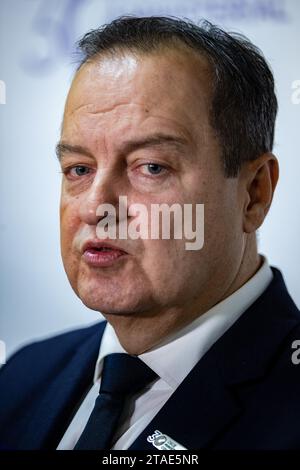 Le ministre serbe des Affaires étrangères, Ivica Dacic, s’est adressé à la presse serbe lors de la première journée de la réunion du Conseil ministériel de l’OSCE à Skopje, présidée par la Macédoine du Nord, le jeudi 30 novembre 2023. (VX photo/ Vudi Xhymshiti) Banque D'Images