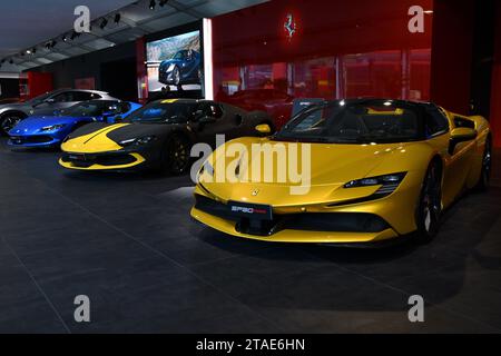 Scarperia, Mugello - 28 octobre 2023 : Ferrari SF90 Spyder exposée lors de la Ferrari World finals 2023 sur le circuit de Mugello en Italie. Banque D'Images