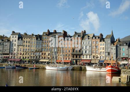 La ville de Honfleur, à l'embouchure de la Seine dans le Calvados, dans le nord de la France. Un petit port en Normandie, intact pendant la Seconde Guerre mondiale. Banque D'Images