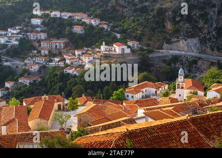 Albanie, province de Vlora, le vieux village de Dhermi construit sur un versant des montagnes Ceraunian Banque D'Images