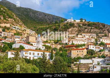 Albanie, province de Vlora, le vieux village de Dhermi construit sur un versant des montagnes Ceraunian Banque D'Images