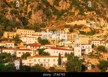 Albanie, province de Vlora, le vieux village de Dhermi construit sur un versant des montagnes Ceraunian Banque D'Images