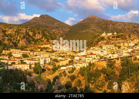 Albanie, province de Vlora, le vieux village de Dhermi construit sur un versant des montagnes Ceraunian Banque D'Images