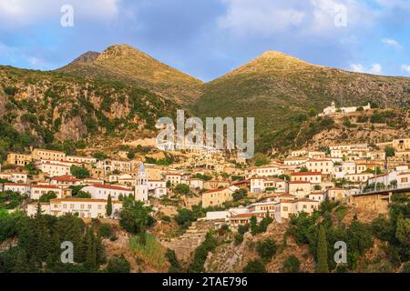 Albanie, province de Vlora, le vieux village de Dhermi construit sur un versant des montagnes Ceraunian Banque D'Images