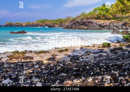 Les gens profitent du soleil et de l'eau à Beach 69, qui fait partie de la zone de loisirs d'État de Hapuna Beach sur Waialea Bay dans le sud de Kohala, Hawaï, États-Unis. Banque D'Images