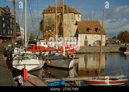 La ville de Honfleur, à l'embouchure de la Seine dans le Calvados, dans le nord de la France. Un petit port en Normandie, intact pendant la Seconde Guerre mondiale. Banque D'Images