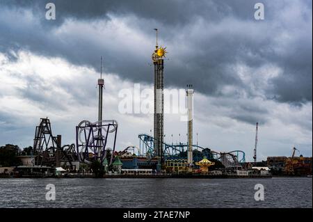 Luna Park de Stockholm ( Grona Lund ) vu de la mer par temps nuageux Banque D'Images