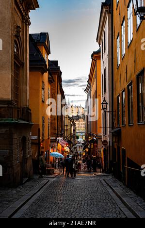 Gamla Stan ( vieille ville ) rue avec vue sur Sodermalm, Stockholm. Banque D'Images