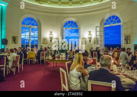 France, Indre et Loire, Vallée de la Loire inscrite au patrimoine mondial de l'UNESCO, Montbazon, Château d'Artigny, dîner de gala précédant la 29e vente Garden Party de Rouillac Banque D'Images