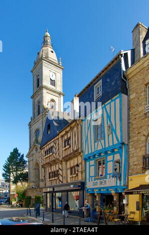 France, Morbihan, Golfe du Morbihan, Vannes, Place du Général De Gaulle et de l'église Saint-Patern Banque D'Images