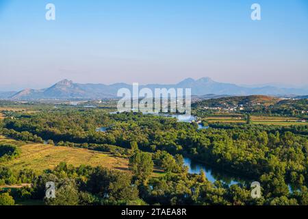 Albanie, Shkoder, rivière Drin au pied du château de Rozafa Banque D'Images