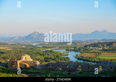 Albanie, Shkoder, rivière Drin au pied du château de Rozafa Banque D'Images