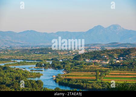 Albanie, Shkoder, rivière Drin au pied du château de Rozafa Banque D'Images