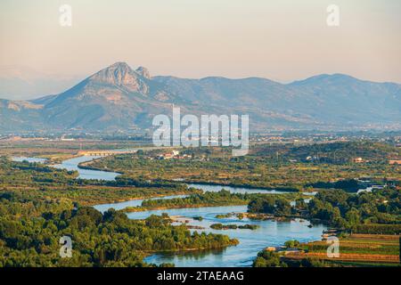 Albanie, Shkoder, rivière Drin au pied du château de Rozafa Banque D'Images