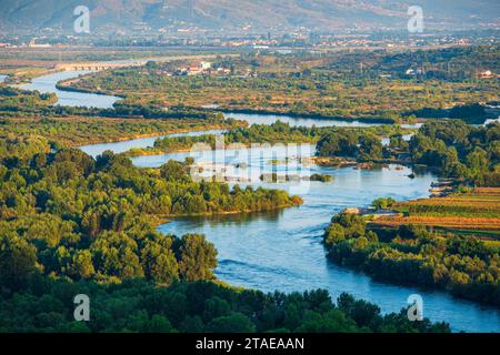 Albanie, Shkoder, rivière Drin au pied du château de Rozafa Banque D'Images