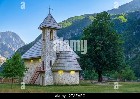 Albanie, province de Shkoder, Parc National de Theth au coeur des Alpes albanaises, Theth, église catholique construite en 1892 et restaurée en 2006 Banque D'Images