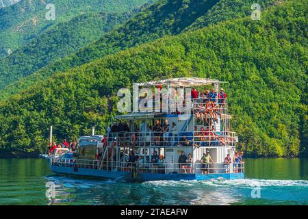 Albanie, province de Shkoder, Koman, lac Koman, lac artificiel sur la rivière Drin, traversée en ferry de Koman à Fierze Banque D'Images