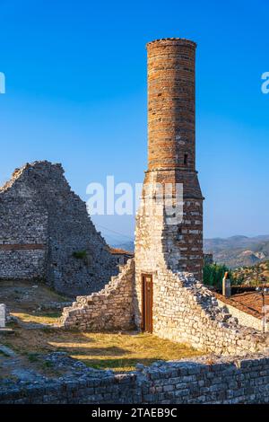 Albanie, Berat, centre historique classé au patrimoine mondial de l'UNESCO, la citadelle en partie construite au 13e siècle, ruines de la Mosquée Rouge Banque D'Images