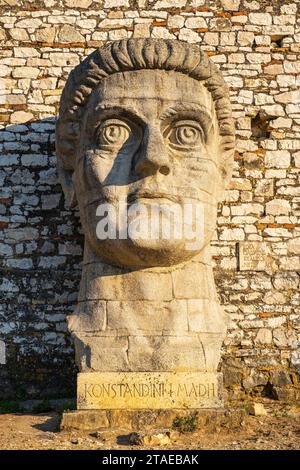 Albanie, Berat, centre historique inscrit au patrimoine mondial de l'UNESCO, la citadelle en partie construite au 13e siècle, sculpture de Constantin Ier ou Constantin le Grand (272?-337), premier empereur romain à se convertir au christianisme Banque D'Images