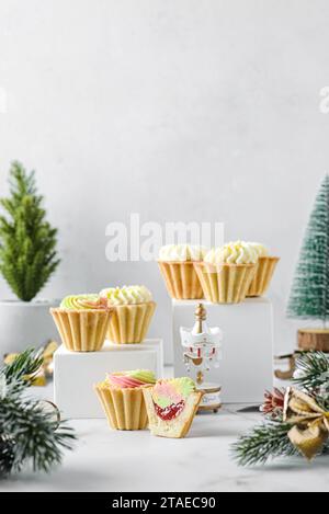 mini gâteaux à la crème de noël sur un fond clair dans des tartelettes sablées. Photo de haute qualité Banque D'Images