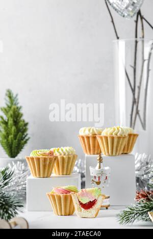 mini gâteaux à la crème de noël sur un fond clair dans des tartelettes sablées. Photo de haute qualité Banque D'Images