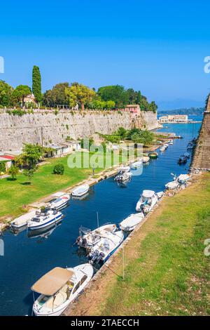 Grèce, îles Ioniennes, île de Corfou, ville de Corfou (ou Kerkyra), la vieille ville inscrite au patrimoine mondial de l'UNESCO, douves artificielles ou Contrafossa qui sépare la vieille forteresse et la ville de Corfou Banque D'Images