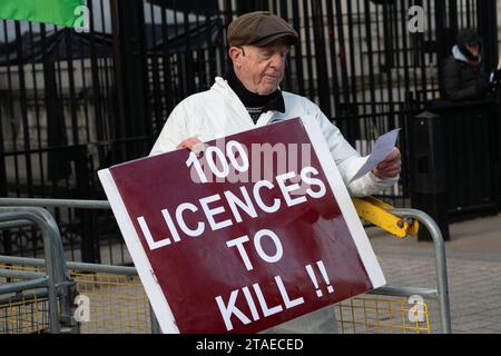 Londres, Royaume-Uni. 30 novembre 2023. Downing St a déclaré une « scène de crime climatique » par les activistes de extinction Rebellion citant le « retour en arrière désastreux » du Premier ministre Rishi Sunak sur les engagements climatiques du Royaume-Uni, y compris l'autorisation de nouvelles extractions de pétrole et de gaz, alors que la COP 28 Conférence des Nations Unies sur les changements climatiques commence aux Émirats arabes Unis. Crédit : Ron Fassbender/Alamy Live News Banque D'Images