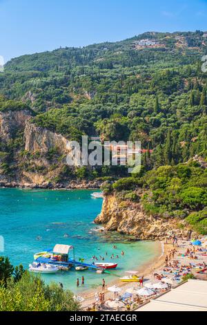 Grèce, îles Ioniennes, île de Corfou, station balnéaire de Paleokastritsa, plage d'Agios Petros Banque D'Images
