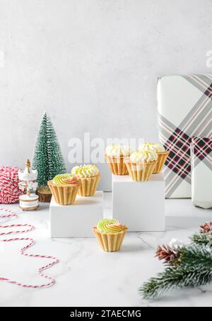 mini gâteaux à la crème de noël sur un fond clair dans des tartelettes sablées. Photo de haute qualité Banque D'Images