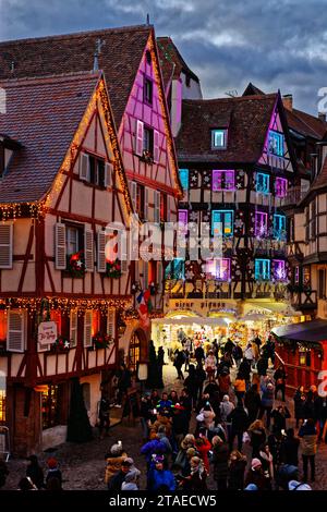 France, Haut Rhin, Colmar, marché de Noël, décorations et illuminations rue des marchands lors des fêtes de fin d'année, depuis l'ancienne douane (Koïfhus) Banque D'Images