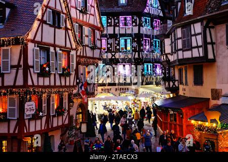 France, Haut Rhin, Colmar, marché de Noël, décorations et illuminations rue des marchands lors des fêtes de fin d'année, depuis l'ancienne douane (Koïfhus) Banque D'Images