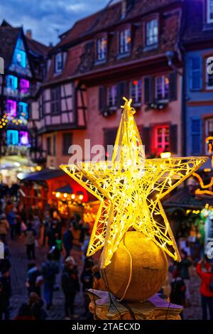France, Haut Rhin, Colmar, marché de Noël, décorations et illuminations rue des marchands lors des fêtes de fin d'année, depuis l'ancienne douane (Koïfhus) Banque D'Images