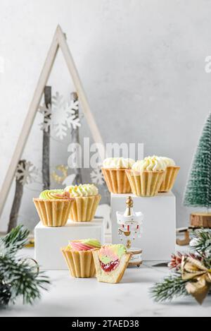 mini gâteaux à la crème de noël sur un fond clair dans des tartelettes sablées. Photo de haute qualité Banque D'Images