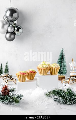 mini gâteaux à la crème de noël sur un fond clair dans des tartelettes sablées. Photo de haute qualité Banque D'Images