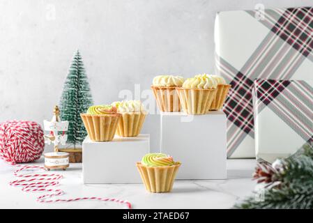 mini gâteaux à la crème de noël sur un fond clair dans des tartelettes sablées. Photo de haute qualité Banque D'Images