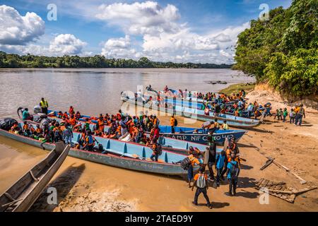 France, Guyane française, Grand Santi, fin d'école et retour aux villages par pirogue Banque D'Images