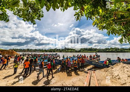 France, Guyane française, Grand Santi, fin d'école et retour aux villages par pirogue Banque D'Images