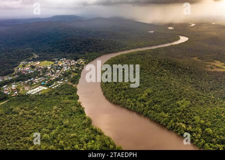 France, Guyane française, Roura, belle fin d'après-midi en saison humide sur la rivière Oyack et la forêt amazonienne (vue aérienne) Banque D'Images