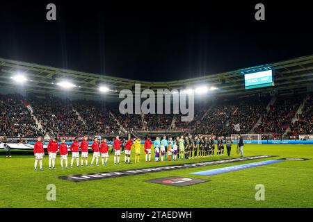 ALKMAAR - joueurs des deux équipes lors du match de l'UEFA Conference League dans le groupe E entre AZ Alkmaar et HSK Zrinjski Mostar au stade AFAS le 30 novembre 2023 à Alkmaar, pays-Bas. ANP ED VAN DE POL Banque D'Images