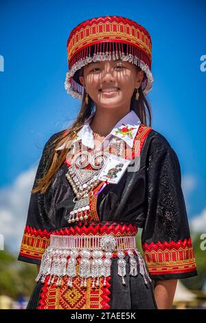 France, Guyane, cacao (village), cérémonie du nouvel an H'Mông en robe guyanaise traditionnelle, empruntant et combinant des symboles d'Asie du Sud-est et de Chine pour créer de nouveaux codes esthétiques Banque D'Images