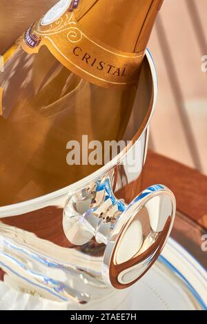 Détail d'une bouteille de champagne rose Louis Roederer Cristal dans un seau à glace argenté. Banque D'Images