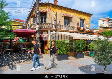 Albanie, Tirana, Hemingway Tirana bar, un petit bar avec un grand cœur, qui est dédié au grand écrivain et à sa philosophie, à une vie simple vécue entre amis, art, culture, littérature et musique Banque D'Images