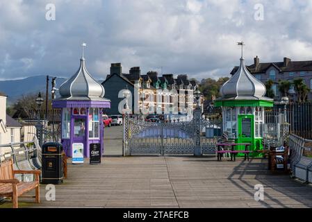 Garth Pier à Bangor sur le détroit de Menai, au nord du pays de Galles. Une jetée historique avec des kiosques colorés et de superbes vues. Banque D'Images