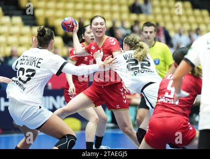 Kaho Nakayama, Japon en action lors du match du Championnat du monde féminin de handball de l'IHF entre l'Allemagne et le Japon dans le Groupe F préliminaire à Jyske Bank Boxen à Herning, Danemark, le mardi 30 novembre 2023. Banque D'Images