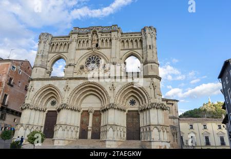 Cathédrale gothique de la ville de Cuenca sur un jour de ciel bleu. La Mancha. Espagne. Date 22-3-23 Banque D'Images