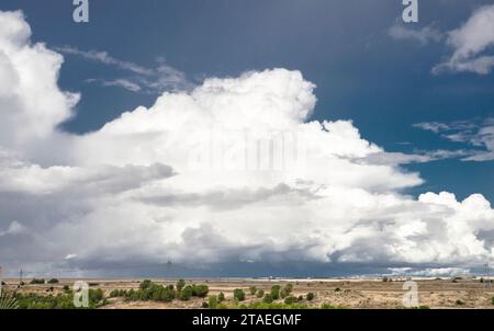 Paysage rural avec la formation d'un cumulunimbus calvus en été. Banque D'Images