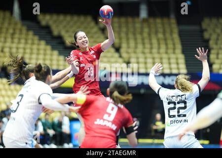 Kaho Nakayama, Japon (13) lors du match du Championnat du monde féminin de handball de l'IHF entre l'Allemagne et le Japon dans le Groupe F préliminaire à Jyske Bank Boxen à Herning, Danemark, le mardi 30 novembre 2023. Banque D'Images