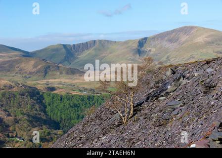 Vue depuis l'ancienne carrière d'ardoise à Dinorwig vers les montagnes au-dessus de Llanberis dans le parc national de Snowdonia, au nord du pays de Galles. Banque D'Images