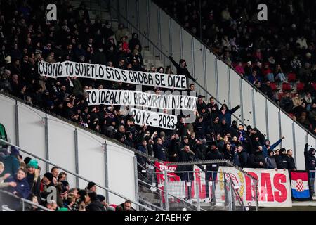 ALKMAAR - supporters du HSK Zrinjski lors du match de l'UEFA Conference League dans le groupe E entre AZ Alkmaar et HSK Zrinjski Mostar au stade AFAS le 30 novembre 2023 à Alkmaar, pays-Bas. ANP ED VAN DE POL Banque D'Images